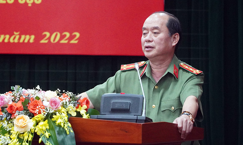 Đại tá Nguyễn Hữu Hợp, Giám đốc Công an tỉnh phát biểu tại hội nghị