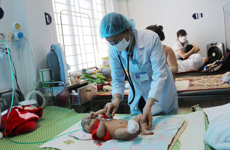 Thăm khám điều trị tích cực cho bệnh nhi tại Bệnh viện đa khoa khu vực Bắc Quảng Bình.
