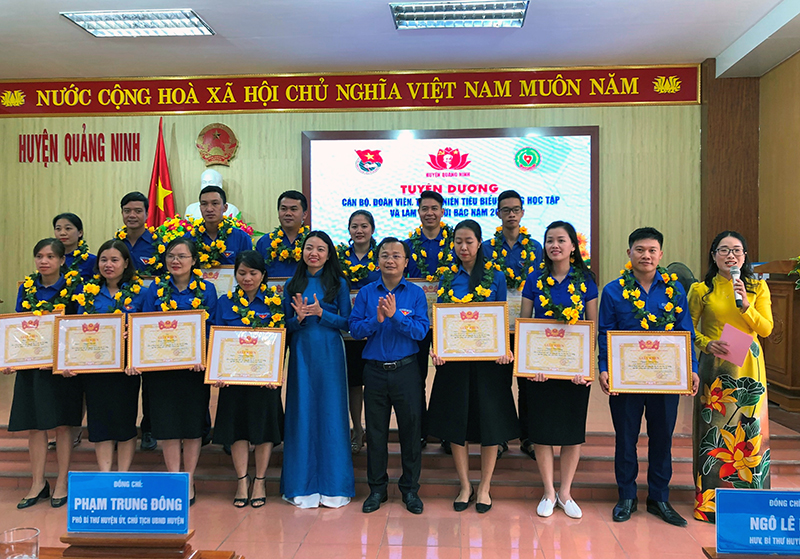 Đại diện Tỉnh đoàn Quảng Bình, Huyện đoàn Quảng Ninh trao giấy khen cho 20 cán bộ, đoàn viên thanh niên tiêu biểu làm theo lời Bác.