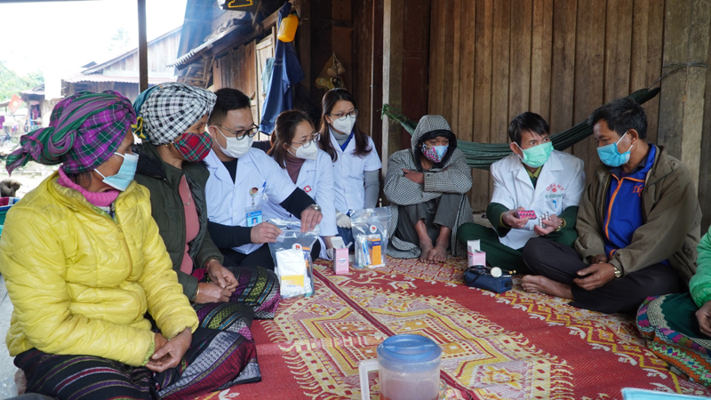 Đội ngũ y bác sĩ không quản ngại khó khăn về tận các bản làng xa xôi để phát thuốc miễn phí và hướng dẫn cho đồng bào dân tộc làm vệ sinh môi trường, ngăn ngừa dịch bệnh.