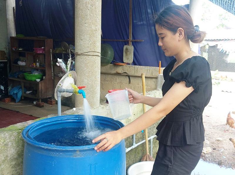 Người dân xã Mai Thủy (Lệ Thủy) vui mừng khi nước sạch được cung cấp đầy đủ.