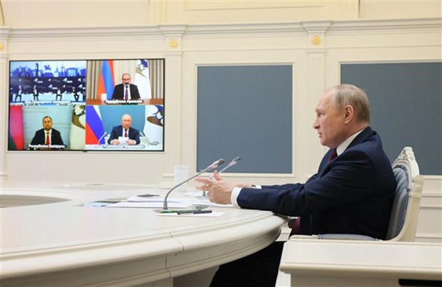 Tổng thống Nga Vladimir Putin (phải) tham dự trực tuyến Diễn đàn Kinh tế Á-Âu được tổ chức ở Bishkek (Kyrgyzstan), ngày 26/5/2022. (Ảnh: AFP/TTXVN)