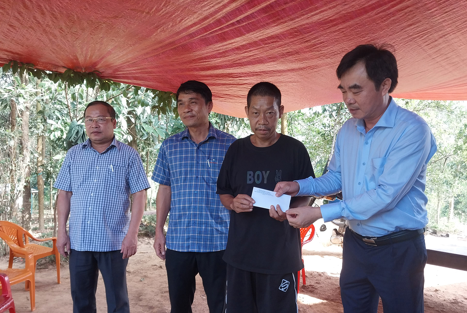 Đồng chí Trưởng ban Nội chính Tỉnh ủy Nguyễn Lương Bình cùng lãnh đạo huyện Minh Hóa trao quà và thăm hỏi gia đình có hoàn cảnh đặc biệt khó khăn tại xã Hồng Hóa.