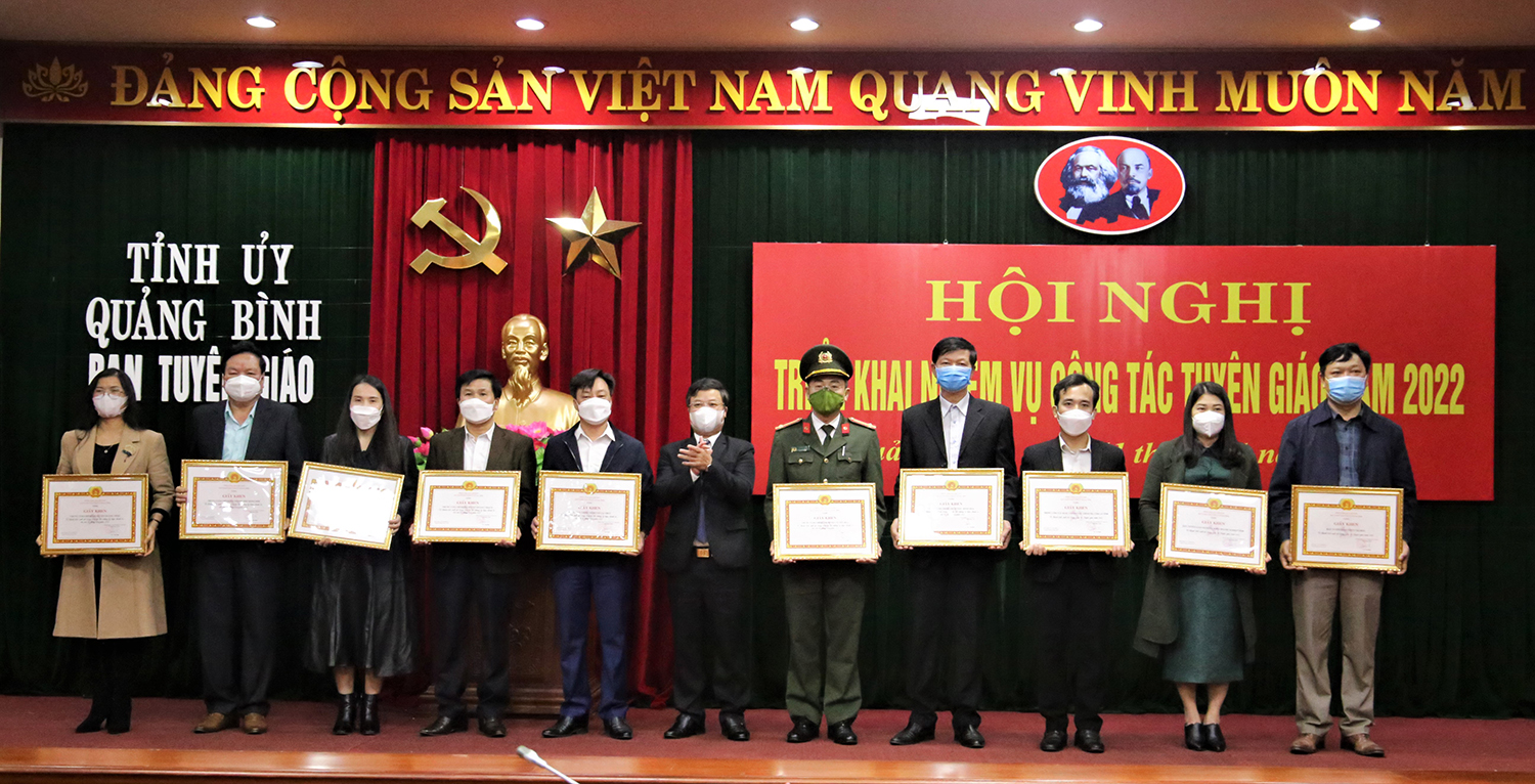 Đồng chí Trưởng ban Tuyên giáo Tỉnh ủy Cao Văn Định tặng giấy khen cho các tập thể đạt thành tích xuất sắc trong công tác tuyên giáo năm 2021.