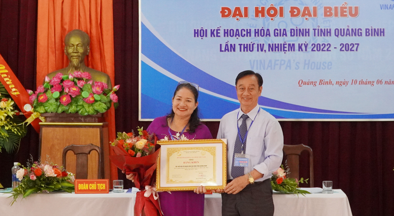 Chủ tịch Trung ương Hội KHHGĐ Việt Nam Phạm Bá Nhất trao bằng khen cho Hội HKHHGĐ tỉnh Quảng Bình.