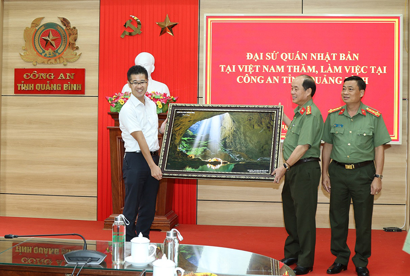 Đại tá Nguyễn Hữu Hợp, Giám đốc Công an tỉnh trao quà lưu niệm cho đại diện đoàn công tác của Đại sứ quán Nhật Bản.