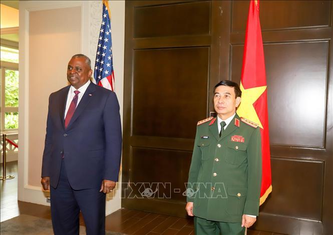 Bộ trưởng Quốc phòng Phan Văn Giang và Bộ trưởng Quốc phòng Hoa Kỳ Lloyd Austin sau cuộc gặp song phương. Ảnh: Lê Dương/PV TTXVN tại Singapore