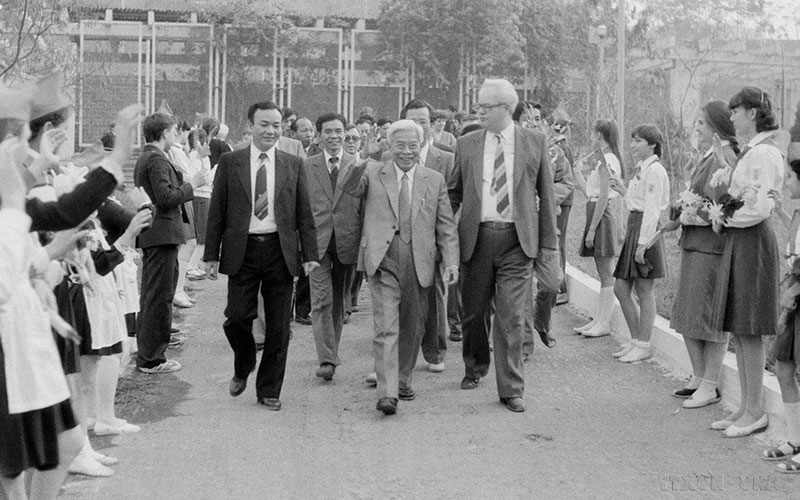  Chủ tịch Hội đồng Bộ trưởng Phạm Hùng thăm cán bộ, công nhân và chuyên gia, các cháu thiếu nhi Liên Xô tại Công trường xây dựng Nhà máy thủy điện Hòa Bình năm 1987. (Ảnh TTXVN)