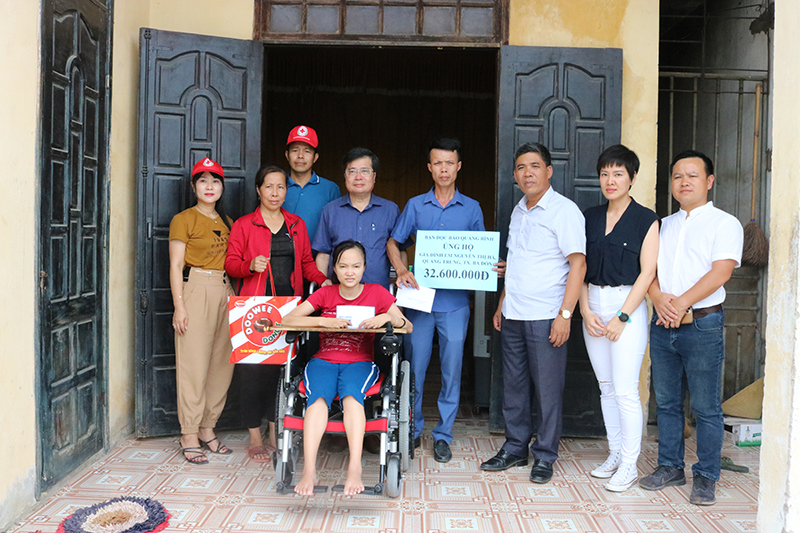 Đại diện Báo Quảng Bình và chính quyền địa phương trao 32.600.000 đồng tiền ủng hộ của bạn đọc tới gia đình em Hà.