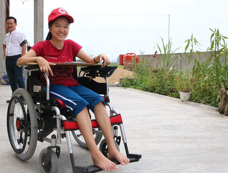 Niềm vui của em Hà trên chiếc xe lăn điện được các nhà hảo tâm hỗ trợ