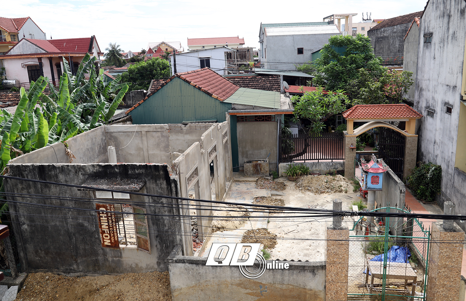 Hiện trạng ngôi nhà cấp 4 đã bị tháo dỡ của bà Nguyễn Thị Duyền (phía trong là nhà ông Trọn).