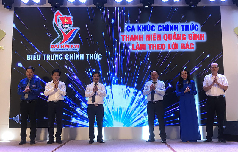 Đồng chí Phó Bí thư Thường trực Tỉnh ủy Trần Hải Châu và các đại biểu thực hiện nghi thức công bố bài hát và biểu trưng chính thức Đại hội đại biểu Đoàn TNCS Hồ Chí Minh tỉnh Quảng Bình lần thứ XVI, nhiệm kỳ 2022-2027.