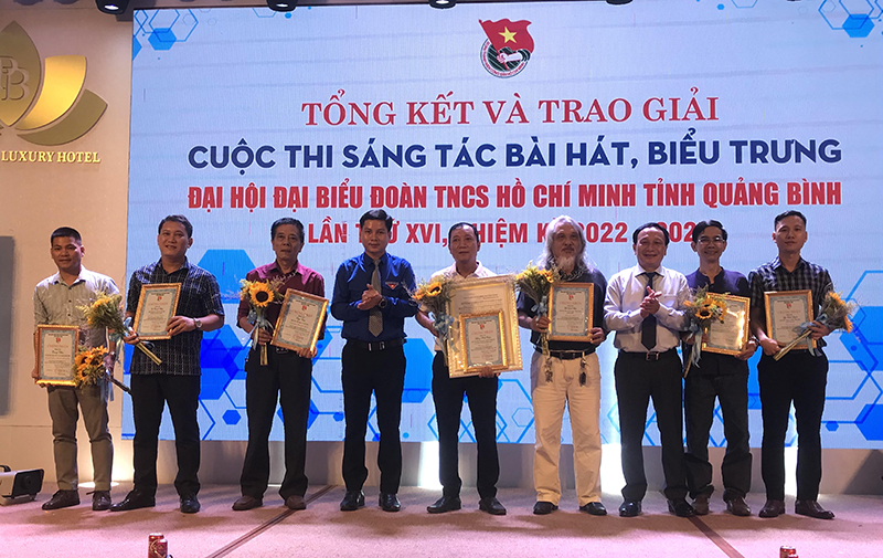 Đồng chí Trần Hải Châu và lãnh đạo Tỉnh đoàn trao giải cho các tác phẩm đạt giải cuộc thi sáng tác bài hát.