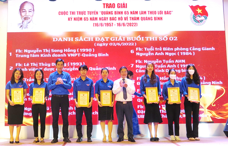 Đồng chí Trưởng ban Tuyên giáo Cao Văn Định và đại diện lãnh đạo Tỉnh đoàn trao giấy chứng nhận và phần thưởng cho các cá nhân đạt giải cuộc thi trực tuyến “Quảng Bình 65 năm làm theo lời Bác”.