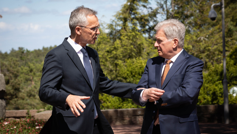 Tổng thư ký Jens Stoltenberg và Tổng thống Phần Lan Sauli Niinistö. Ảnh: NATO.int