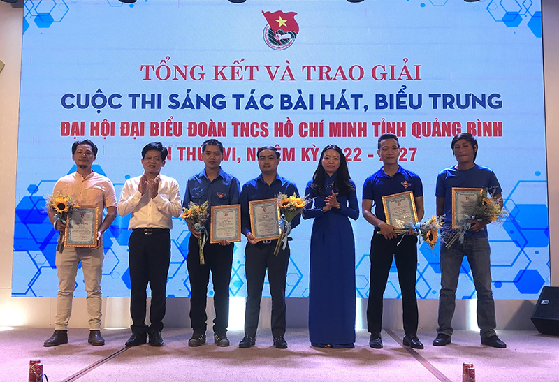 Đồng chí Trưởng ban Dân vận Tỉnh ủy Lê Văn Bảo trao giải cho các tác giả đạt giải cuộc thi sáng tác biểu trưng.