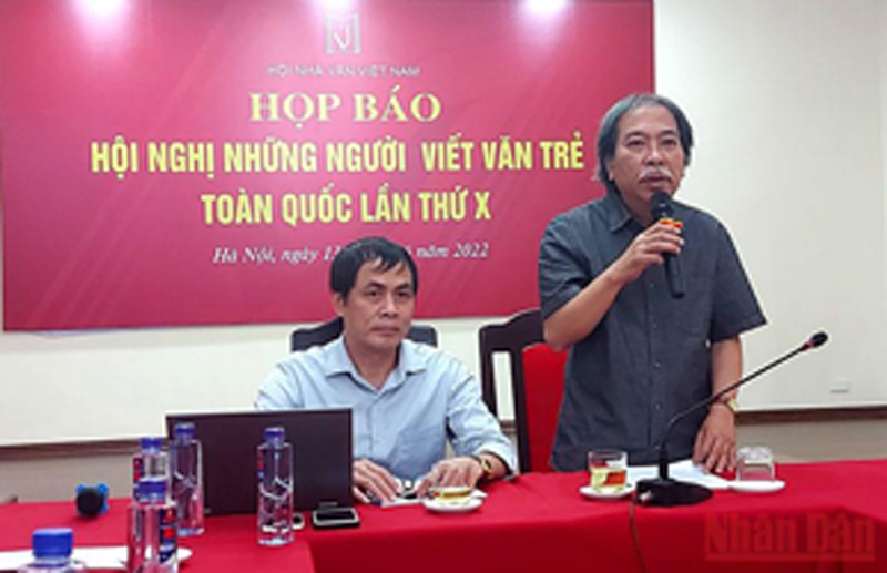 Chủ tịch Hội Nhà văn Việt Nam (phải) phát biểu tại buổi họp báo.