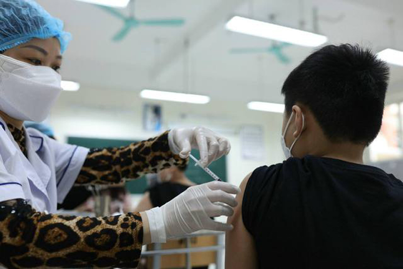 Số vaccine Bộ Y tế tiếp nhận đủ để sử dụng tiêm mũi 3, mũi 4 cho người từ 18 tuổi trở lên đủ điều kiện tiêm chủng và tiêm 2 liều cơ bản cho trẻ em từ 5 đến dưới 12 tuổi trong tháng 6/2022. Ảnh: VGP/Hiền Minh
