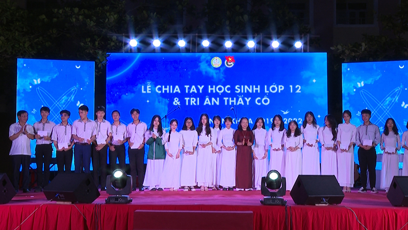 Trao thưởng cho những học sinh giỏi lớp 12 của Trường PTTH Chuyên Võ Nguyên Giáp