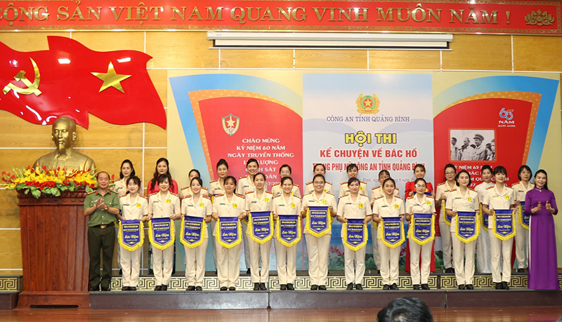 Đại tá Nguyễn Hữu Hợp, Giám đốc Công an tỉnh và đồng chí Châu Thị Định, Phó Chủ tịch Hội LHPN tỉnh trao cờ lưu niệm cho các thí sinh tham dự hội thi.