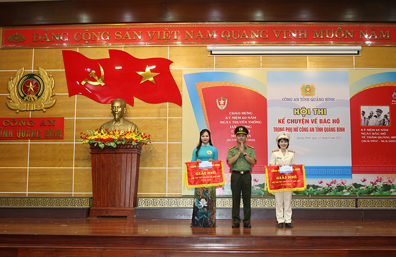 Ban tổ chức trao 2 giải nhì cho HPN Công an huyện Lệ Thủy và Công an TP. Đồng Hới.