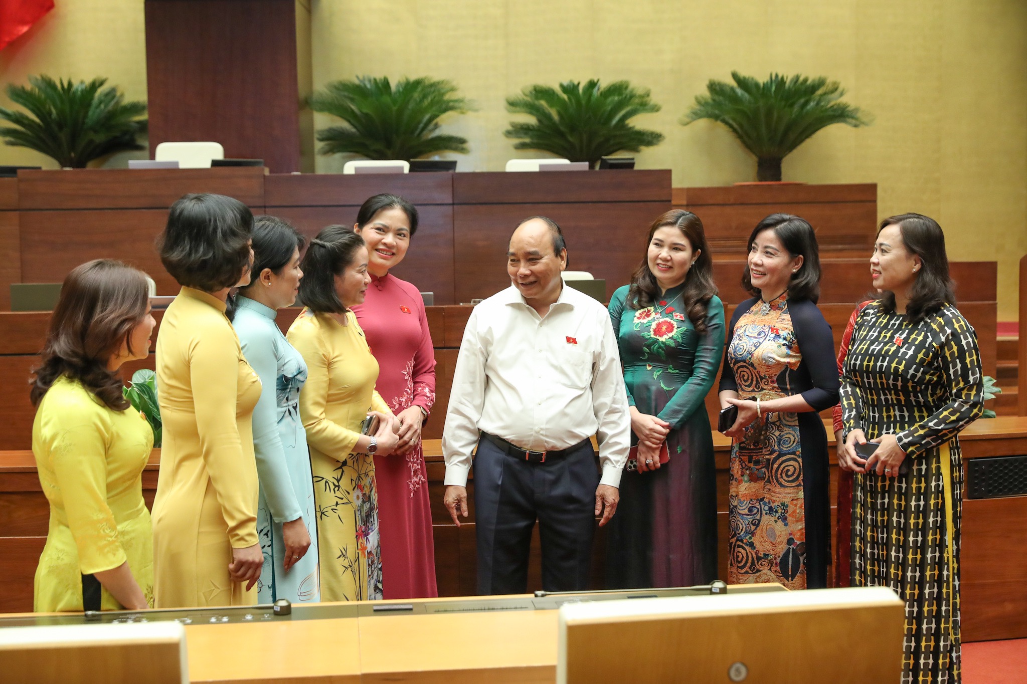 Chủ tịch nước Nguyễn Xuân Phúc trao đổi với các nữ đại biểu Quốc hội bên lề kỳ họp (đại biểu Nguyễn Minh Tâm đứng thứ tư từ bên trái sang)  