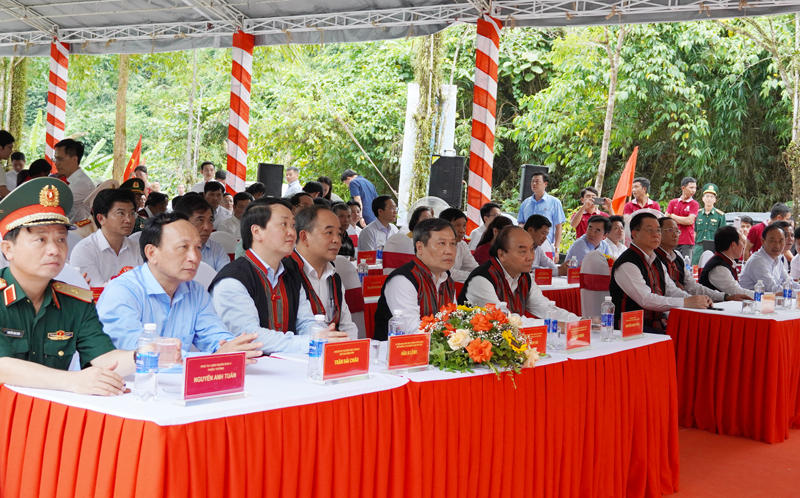 Chủ tịch nước Nguyễn Xuân Phúc và các đại biểu dự lễ khởi động 2 dự án.