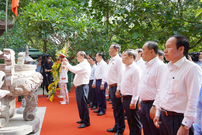 Chủ tịch nước Nguyễn Xuân Phúc và đoàn công tác của Trung ương, của tỉnh Quảng Bình dâng hương tại Đền tưởng niệm các anh hùng liệt sỹ Đường 20 Quyết Thắng.