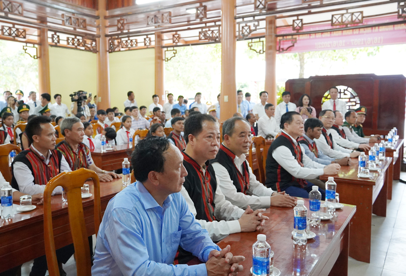 cuộc gặp  đồng bào dân tộc thiểu số 2 xã Tân Trạch, Thượng Trạch và đại diện gia đình chính sách tại huyện Bố Trạch.