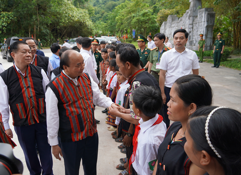 Chủ tịch nước Nguyễn Xuân Phúc thăm hỏi cuộc sống, học tập của các em học sinh đồng bào dân tộc thiểu số.