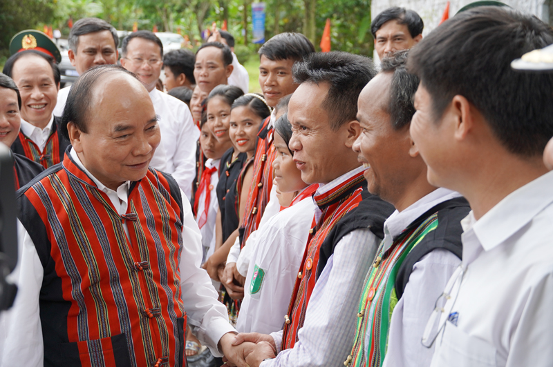 Chủ tịch nước Nguyễn Xuân Phúc thăm hỏi cán bộ, đồng bào dân tộc thiểu số xã Tân Trạch và Thượng Trạch.