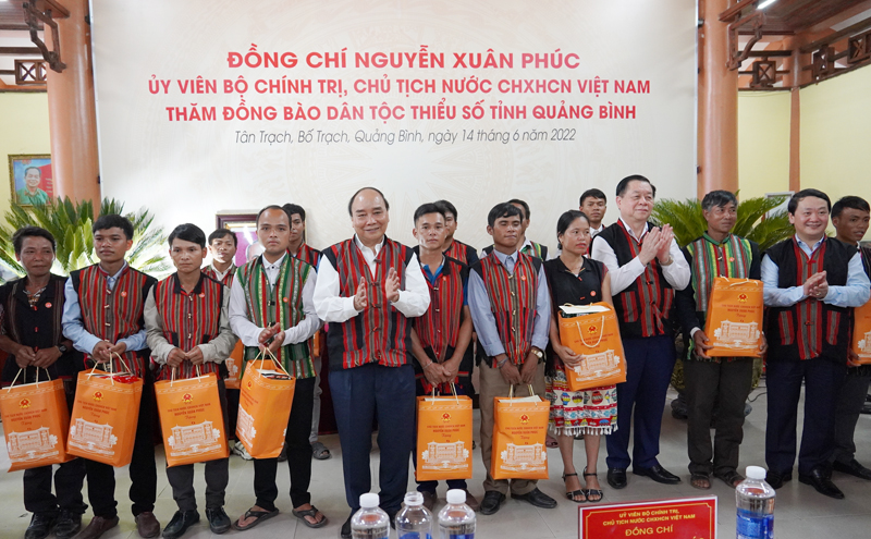 Chủ tịch nước Nguyễn Xuân Phúc tặng quà cho đồng bào dân tộc thiểu số 2 xã Tân Trạch, Thượng Trạch.