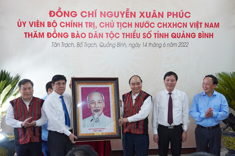 Chủ tịch nước Nguyễn Xuân Phúc tặng tấm hình chân dung Bác Hồ cho Đảng bộ và nhân dân huyện Bố Trạch,