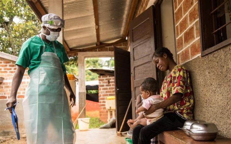 Điều trị cho bệnh nhân mắc bệnh đậu mùa khỉ tại Zomea Kaka, Cộng hòa Trung Phi. (Ảnh: AFP/TTXVN)