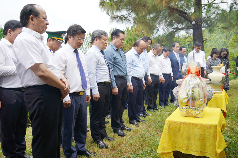 Chủ tịch nước Nguyễn Xuân Phúc và các đại biểu dành phút mặc niệm bày tỏ lòng biết ơn sâu sắc trước những công lao to lớn của Đại tướng Võ Nguyên Giáp.