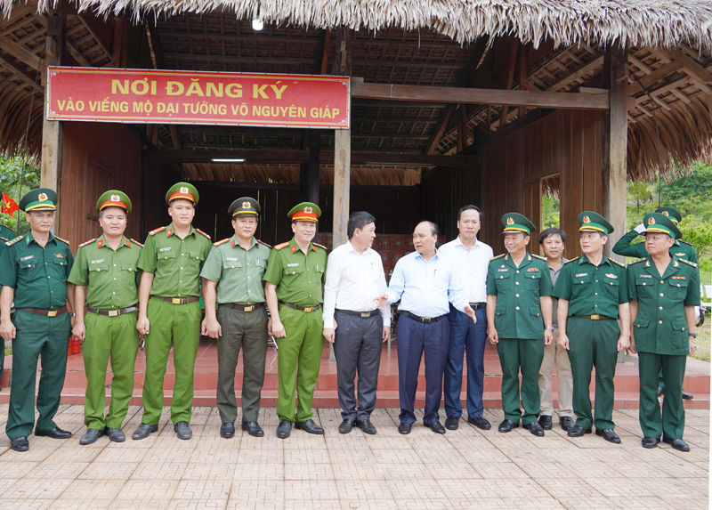 Chủ tịch nước Nguyễn Xuân Phúc căn dặn lãnh đạo huyện Quảng Trạch và các lực lượng chức năng quan tâm bảo vệ rừng, môi trường sinh thái xung quanh khu mộ Đại tướng.