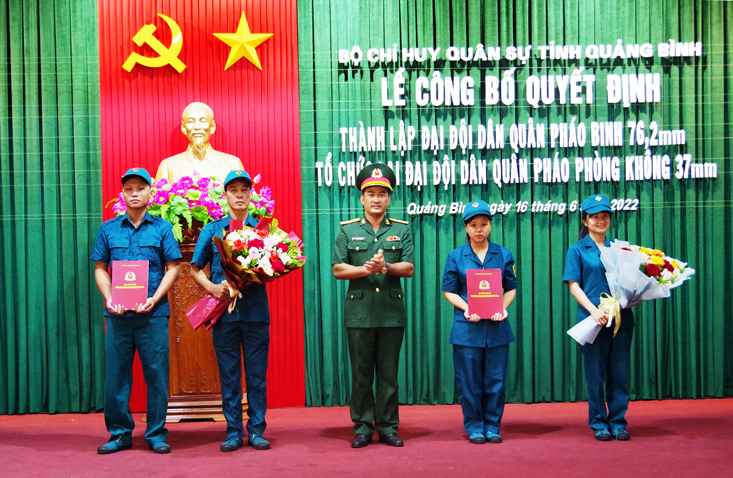 Thượng tá Đoàn Sinh Hòa, Ủy viên Ban Thường vụ Tỉnh ủy, Chỉ huy trưởng Bộ CHQS tỉnh trao quyết định và tặng hoa chúc mừng.