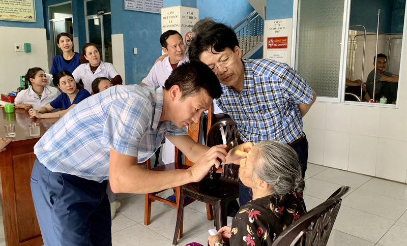 Các y bác sỹ Bệnh viện Phong-Da liễu Trung ương Quỳnh Lập khám cho bệnh nhân phong.