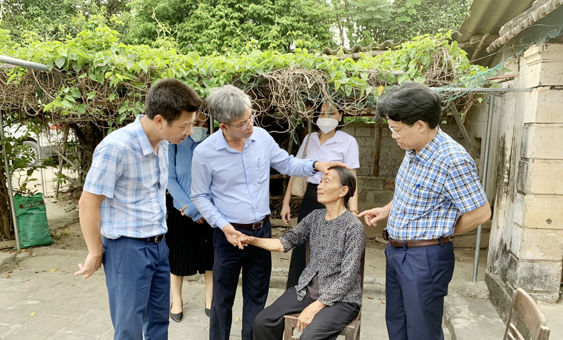 Đoàn công tác thăm hỏi và kiểm tra sức khỏe cho bệnh nhân phong chăm sóc tàn tật sau điều trị tại nhà ở huyện Quảng Trạch.
