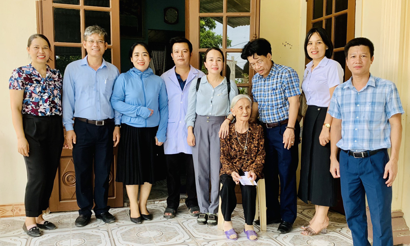 Đoàn công tác của CDC và Bệnh viện Phong-Da liễu Trung ương Quỳnh Lập thăm hỏi, động viên và tặng quà cho bệnh nhân phong. 
