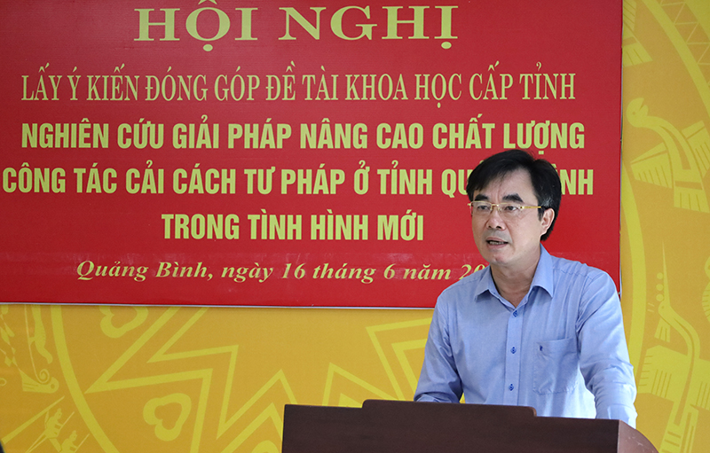 Đồng chí Trưởng ban Nội chính Tỉnh ủy, Chủ nhiệm đề tài Nguyễn Lương Bình phát biểu tại hội nghị.