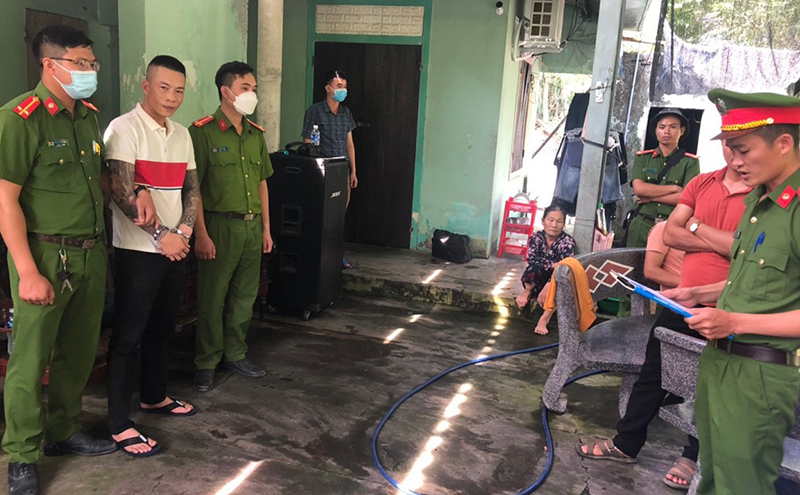 Tống đạt Quyết định khởi tố bị can, lệnh bắt bị can để tam giam và lệnh khám xét khẩn cấp chỗ ở đối với Nguyễn Vĩnh Linh.  