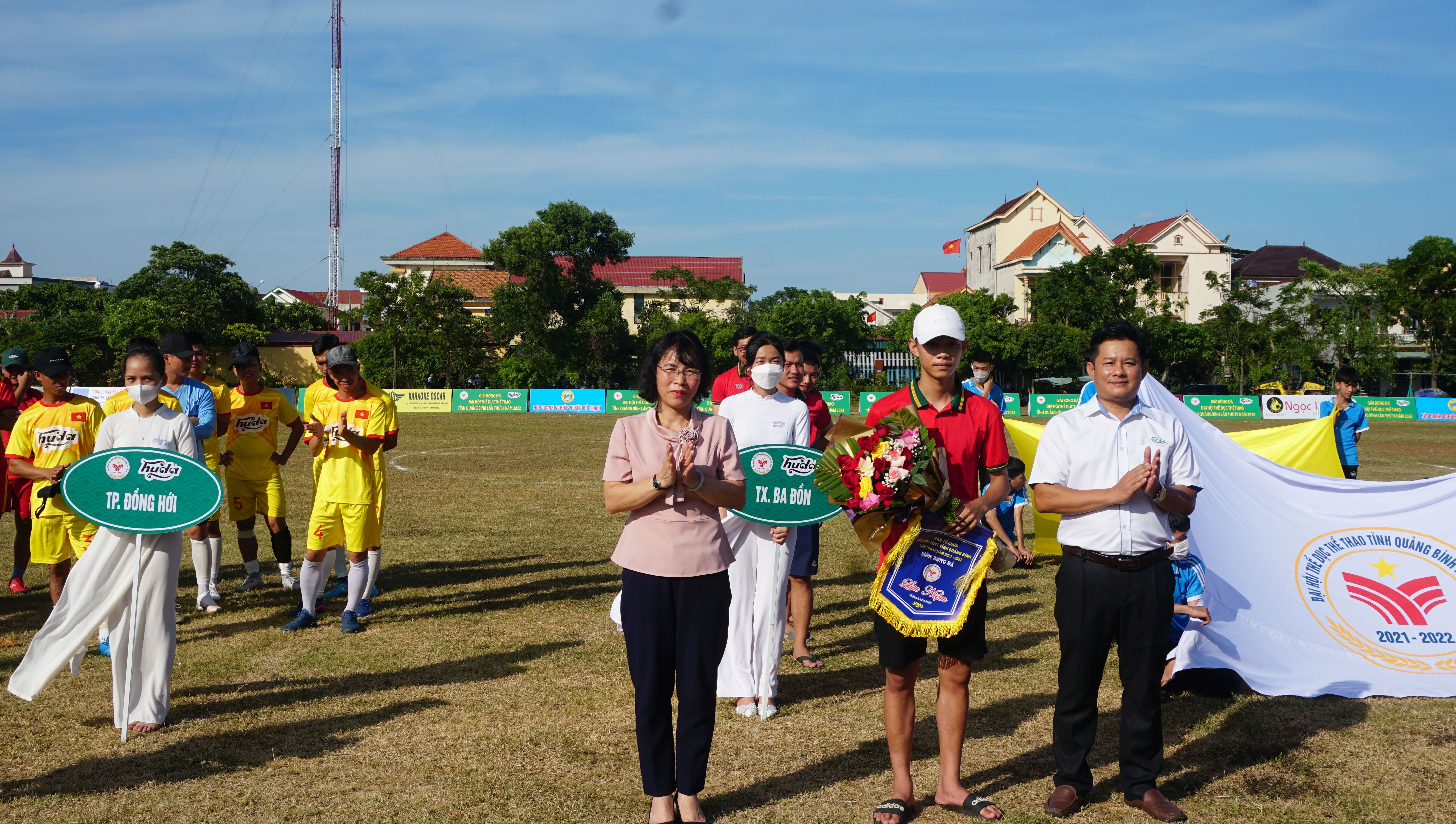 Ban tổ chức tặng hoa, cờ lưu niệm cho các đội bóng tham gia giải.