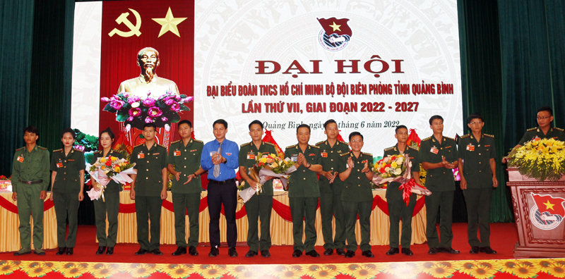 Lãnh đạo Bộ Chỉ huy BĐBP tỉnh và Tỉnh đoàn tặng hoa các đại biểu dự Đại hội Đoàn TNCS Hồ Chí Minh tỉnh.