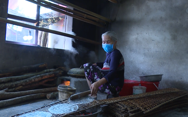 Bà Nguyễn Thị Đông đang cần mẫn tráng từng chiếc bánh để xuất bán ra thị trường.