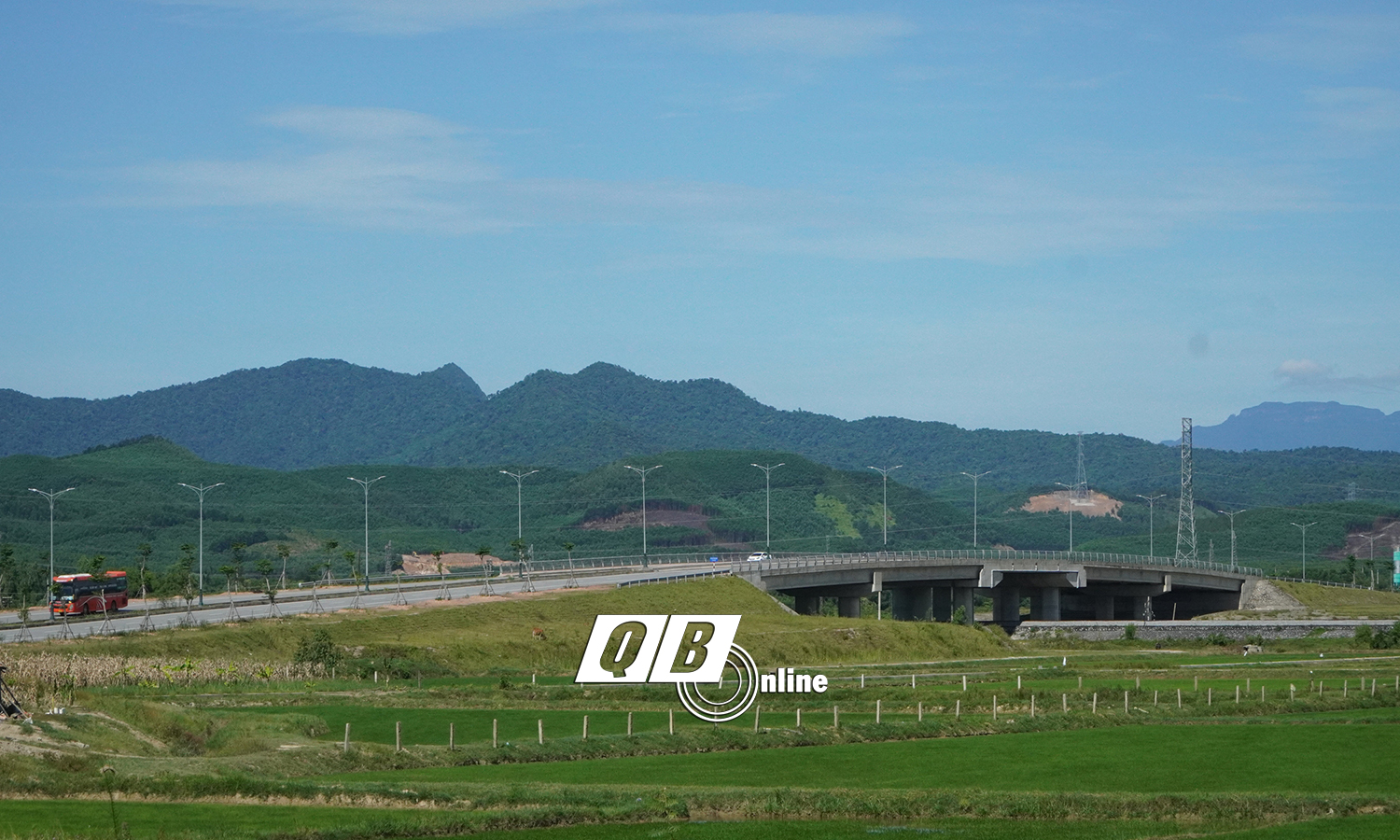 Cầu vượt đường sắt trên tuyến đường từ cầu Nhật Lệ 2 đến đường Hồ Chí Minh nhánh Đông, sử dụng vốn đầu tư công, góp phần xây dựng kết cấu hạ tầng theo hướng đồng bộ, từng bước hiện đại. 