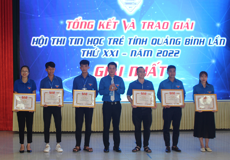 Ban Tổ chức hội thi trao thưởng cho các thí sinh đạt giải nhất.