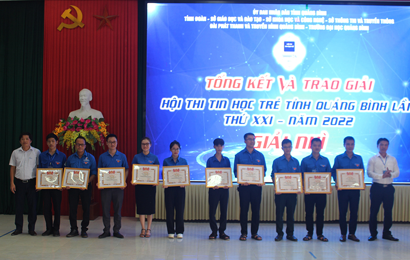 Ban Tổ chức hội thi trao thưởng cho các thí sinh đạt giải nhì.