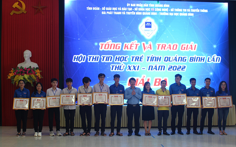 Ban Tổ chức hội thi trao thưởng cho các thí sinh đạt giải ba.