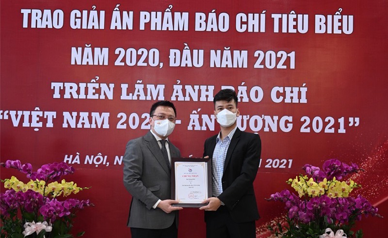 Chủ tịch Hội Nhà báo Việt Nam Lê Quốc Minh trao giải bìa báo Tết ấn tượng cho Báo Quảng Bình.